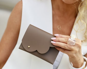 Cartera pequeña minimalista de cuero con forma de nube