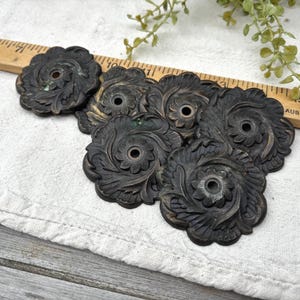 Set di 6 placchette posteriori in metallo con motivo floreale per pomelli di mobili.