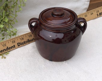 Récipient en pot en grès, petit pot à vaisselle marron foncé avec couvercle, rangement de cuisine en grès vintage des États-Unis, décoration de cabine de ferme, petit pot de haricots