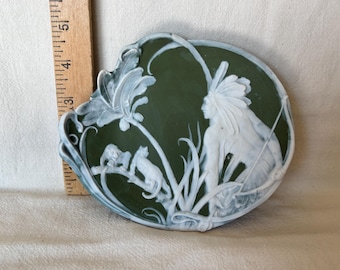 Piatto Jasperware Gebruder Heubach, guerriero indiano nativo americano con cammeo bianco in rilievo su sfondo verde oliva