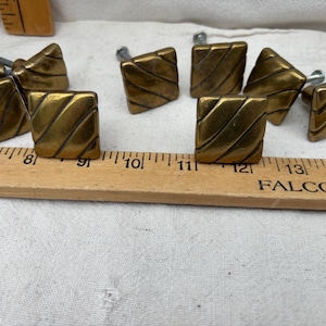 Könnte beinhalten: Rustikales Holzschild mit dem Text "Welcome to our home" in handschriftlichem Stil. Das Schild hat eine Used-Optik und ein schlichtes, einladendes Design, ideal für die Eingangsbereichsdekoration.