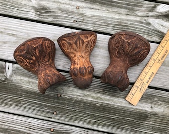 Badewannenbeine, 3 Bergungsbadewannenbeine, verzierte Kralle auf Kugelmetallbeinen, viktorianisches Goth-Dekor, Bauernhaus Prim, Prim rostiges Metalldekor