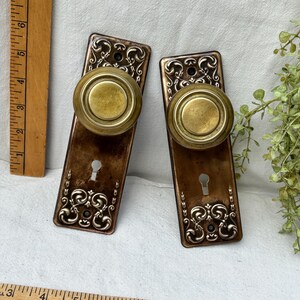 2 pomos de puerta decorativos a juego, pomos de puerta vintage unidos a placas de puerta vintage ornamentadas, pomos de puerta corredera, tiradores y manijas.