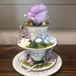 Alice au pays des merveilles, pièce maîtresse, décoration de tasse à thé et théière empilées, automne, chapelier fou, goûter, cadeau de fête des mères