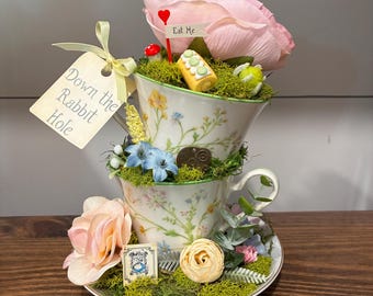 Centro de mesa de Alicia en el País de las Maravillas: taza de té y tetera apiladas, decoración de otoño, Sombrerero Loco, fiesta del té, regalo del Día de la Madre