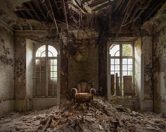 Photographie d&#39;un fauteuil, in un castello abbandonato in Francia