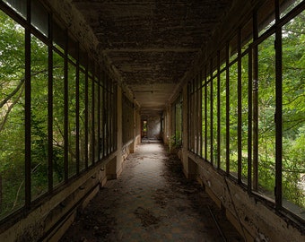 Photography of a corridor in an abandoned hospital in France