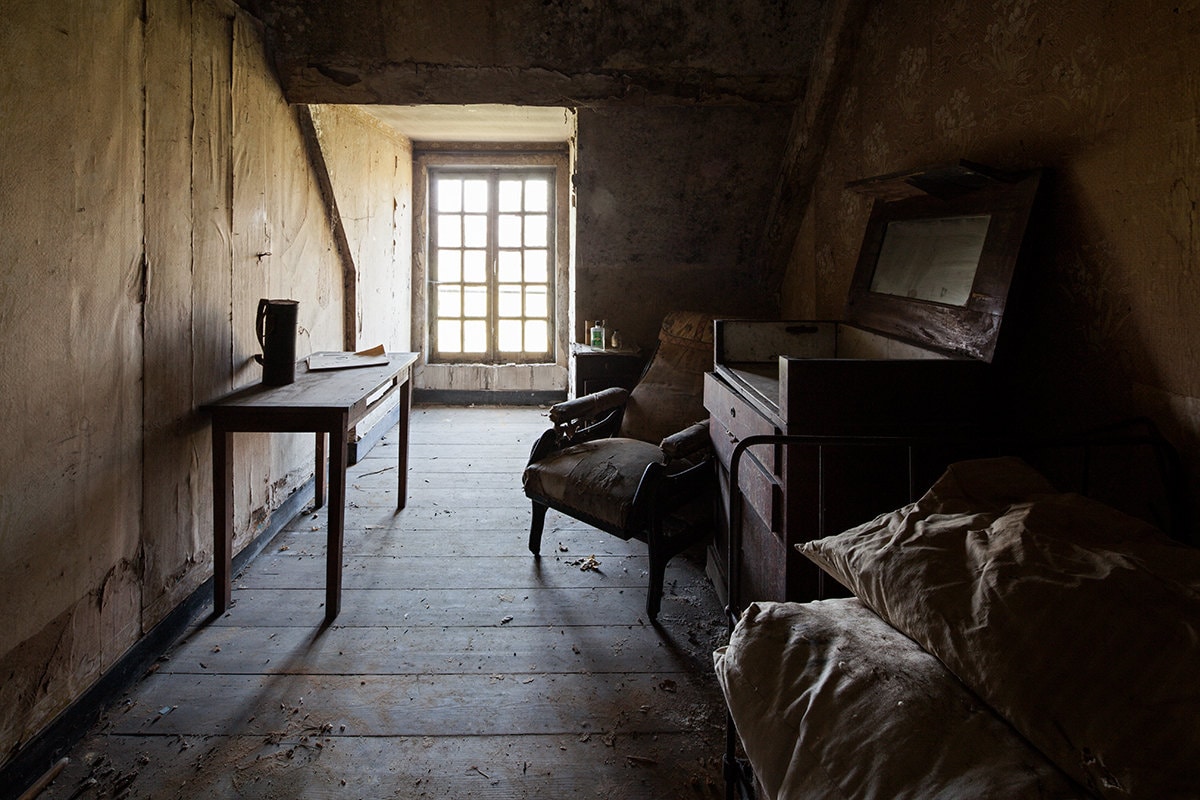 Chiaroscuro Photography of a Bedroom, in an Abandoned Castle in France ...
