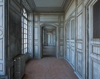 Fotografia di un corridoio blu in un castello abbandonato in Francia