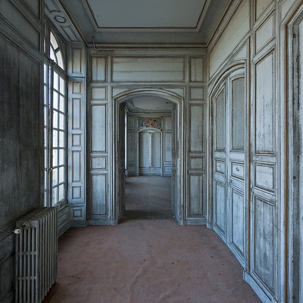 Photographie d'un couloir, dans un château abandonné en France