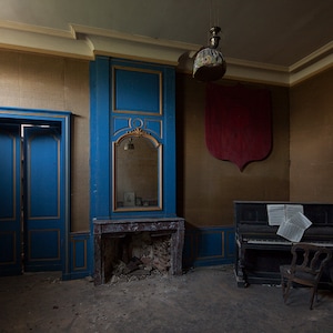 Photography of an abandoned piano in a castle in France