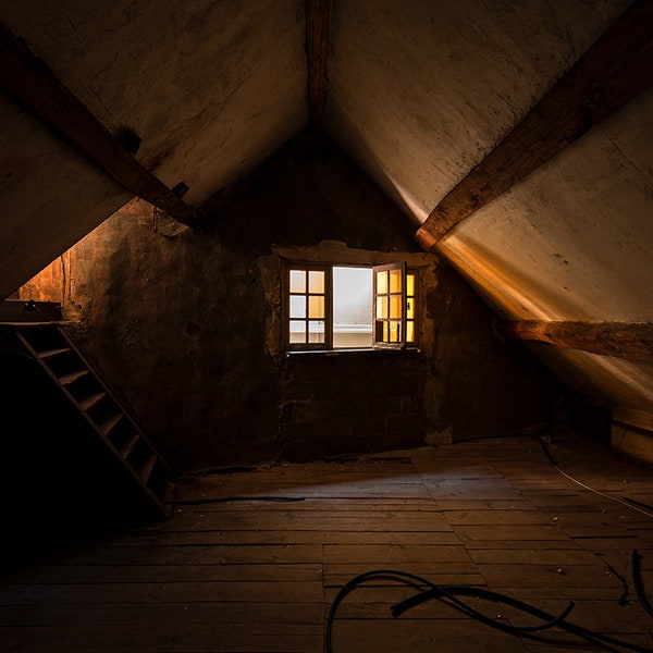 Photographie clair-obscure d'un grenier dans un hôtel abandonné en France