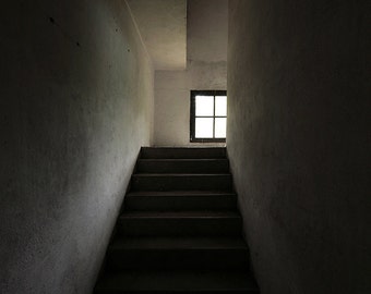 Chiaroscuro fotografia di scale in un castello abbandonato in Francia