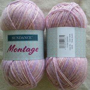 Pode incluir: Dois novelos de fio Sundance Montage na cor Rose Quartz. O fio &eacute; uma mistura de rosa, lavanda e creme. Cada novelo tem uma etiqueta com o logotipo Sundance e a palavra "Montage". As etiquetas tamb&eacute;m incluem um c&oacute;digo de barras e informa&ccedil;&otilde;es de cor.