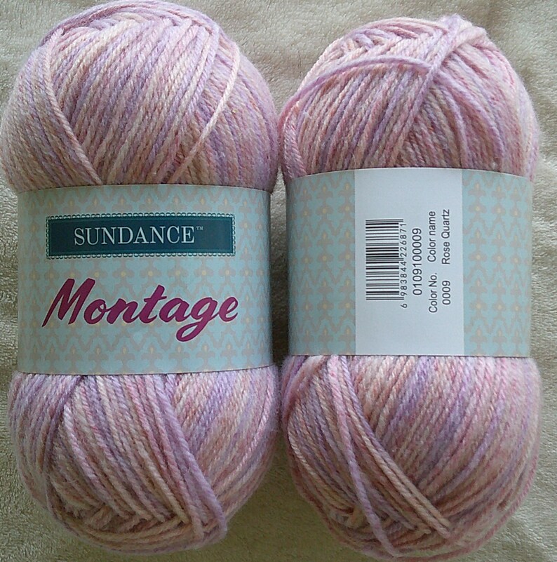 Pode incluir: Dois novelos de fio Sundance Montage na cor Rose Quartz. O fio &eacute; uma mistura de rosa, lavanda e creme. Cada novelo tem uma etiqueta com o logotipo Sundance e a palavra "Montage". As etiquetas tamb&eacute;m incluem um c&oacute;digo de barras e informa&ccedil;&otilde;es de cor.