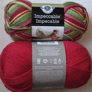 Puede incluir: Dos madejas de hilo Loops & Threads Impeccable. Una es de color rojo liso, la otra es multicolor con hebras rojas, verdes y amarillas. La etiqueta indica 175 m de hilo. La etiqueta tambi&eacute;n incluye instrucciones de lavado.