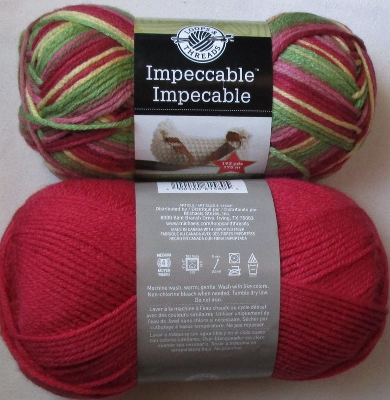Puede incluir: Dos madejas de hilo Loops & Threads Impeccable. Una es de color rojo liso, la otra es multicolor con hebras rojas, verdes y amarillas. La etiqueta indica 175 m de hilo. La etiqueta tambi&eacute;n incluye instrucciones de lavado.