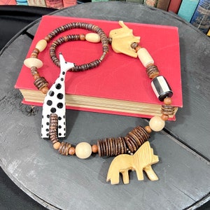 Vintage Jewelry - Wood Bead Necklace w/  Safari Animals, Lion, Giraffe, Elephant -  Carved Wood - African Souvenir