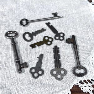 7 Skeleton Keys  - Late 1800's  Early 1900' Authentic - Steampunk, Industrial, Altered Art, Jewelry, Mixed Media
