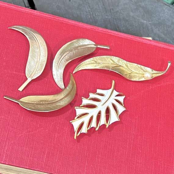 Brooch Gold Tone 5 Pieces - Coro Ribbed Leaf w/ P… - image 6