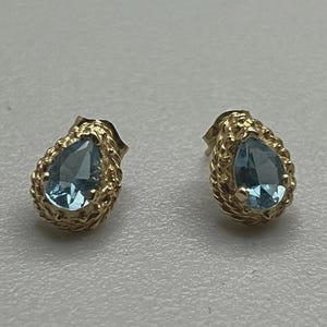 Women&#39;s Beautiful Vintage Fine .585 14K Solid Yellow Gold & Blue Topaz Tear Drop Stud Earrings