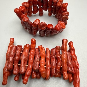 Chunky Red Coral Zweig-Stick Stretchy Armbänder-Set mit zwei Stück