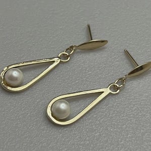 Beautiful Fine Vintage .585 14K Solid Yellow Gold & Pearl Estate Earrings 1.5g Long Post Drop Down Women's Pearl and Gold Earrings