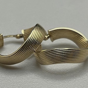 Vintage Beautiful Fine .585 14K Solid Yellow Gold Estate Textured Waved Hoop Earrings