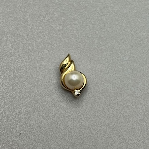 Cute Vintage Small .585 14K Solid Yellow Gold Pearl & Diamond Estate Pendant