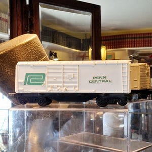 Vintage 1975 Lionel Model Trains O Scale Penn Central Boxcar 6-9749
