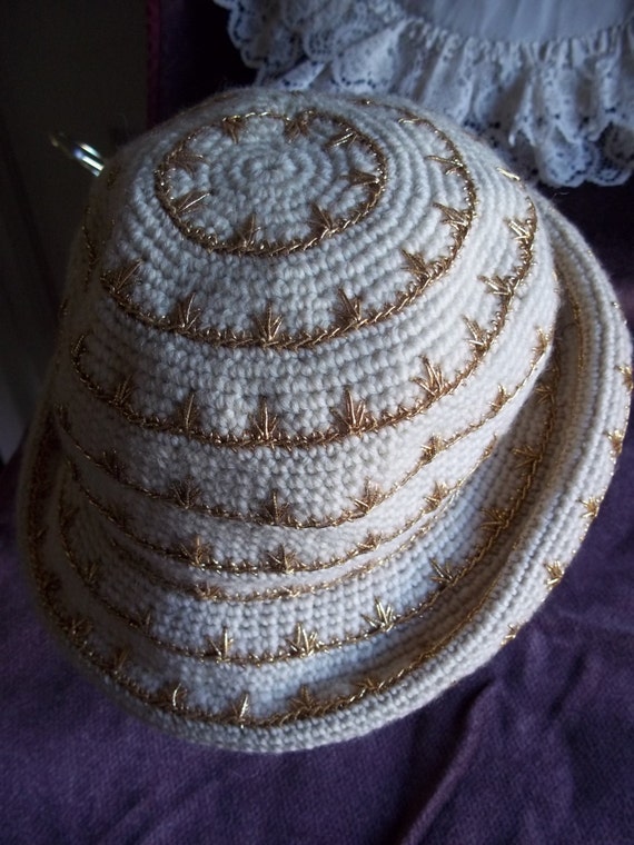 1940's Hand Crocheted Ivory and Gold Wool Ladies'… - image 3