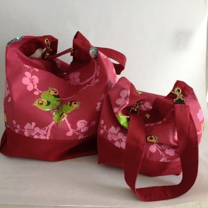 Sac bandoulière en toile imprimée bordeaux, papillons multicolors fond en toile unie bordeaux, 2 mousquetons