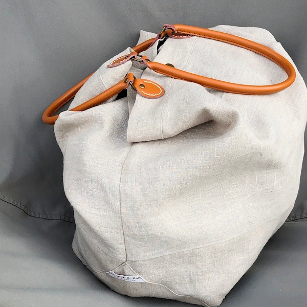 Very big shopper bag in a washed linen fabric, with natural leather handles