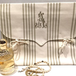 Bolsa de lona de colchón personalizada, bordada con una letra con punto de cruz.