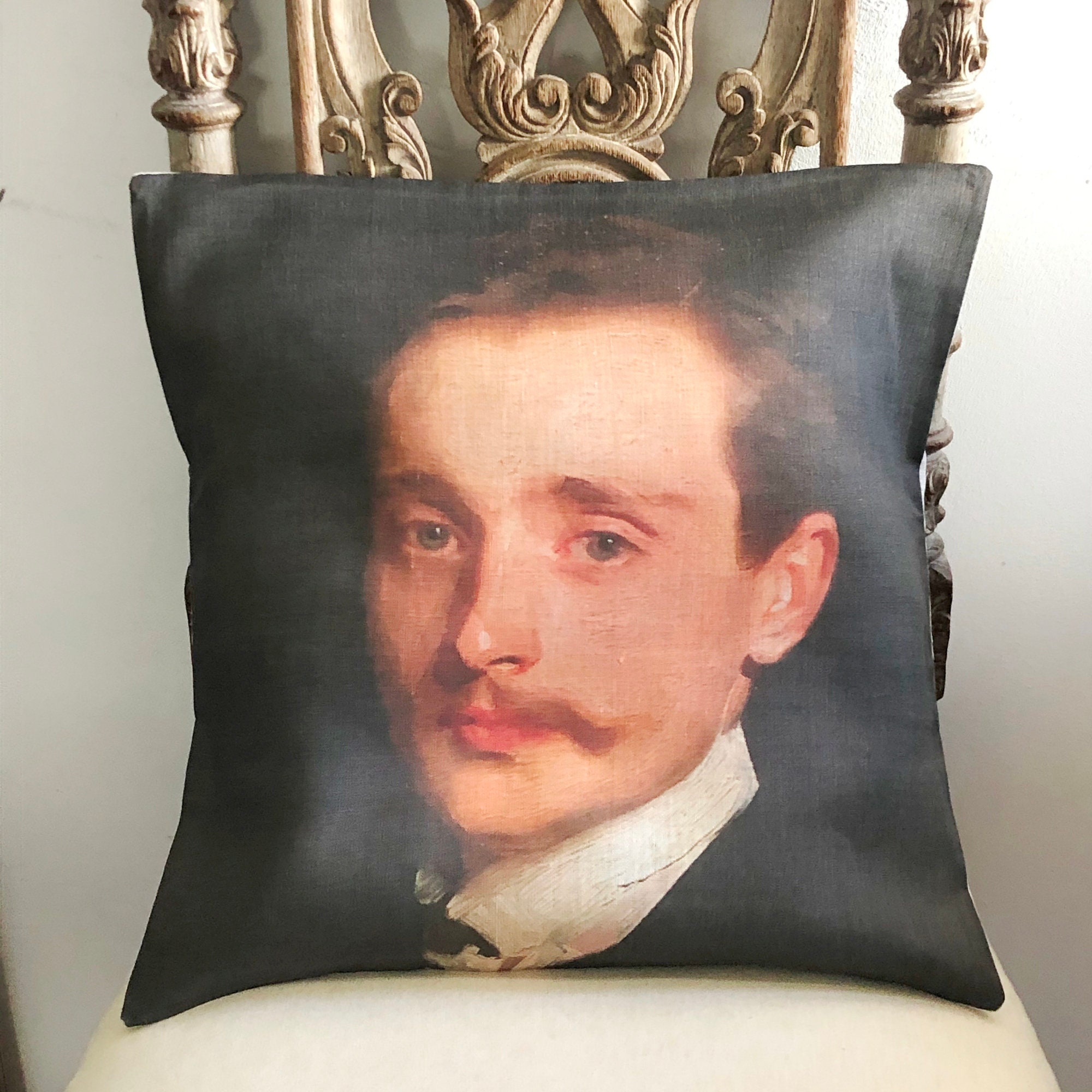 Housse de Coussin en Lin Naturel, Portrait Gentleman à Moustache.