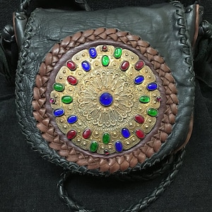Colección Treasured Past, bolso de hombro Mandala con vidrio viejo y pieza central de lavado de oro hecho a mano por John Binzley