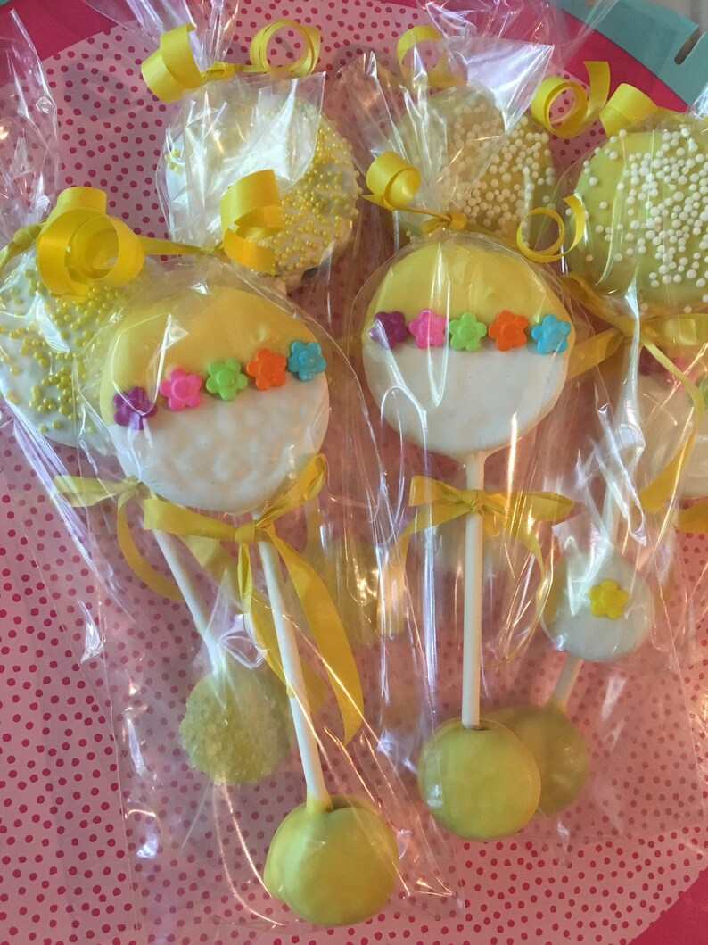 Baby Rattle Chocolate Oreos. Baby shower favors sold in Etsy