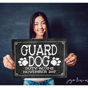Pizarra para anuncio de embarazo con foto de mascota personalizada con la frase 'COMIENZA LA TARDE DEL PERRO GUARDIÁN' y fecha de parto imprimible de 8 x 10 o 11 x 14