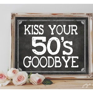 Natychmiastowy „KISS Your 50's GOODBYE” wydrukowany znak na 50. urodziny, wydrukowany kredowo znak na tablicę z napisem „Milestone Birthday”