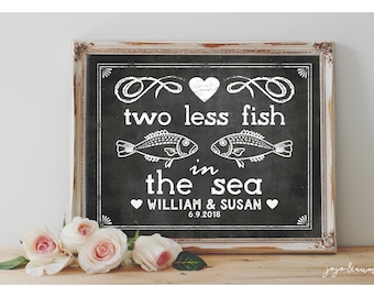 Letrero para evento imprimible personalizado con la frase 'Dos peces menos en el mar' de 8 x 10, 11 x 14, para fiesta de bodas en la playa, pizarra imprimible con nombre y fecha