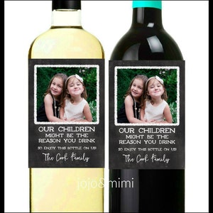 Etichetta per vino PERSONALIZZATA "I NOSTRI FIGLI potrebbero essere il motivo per cui bevi" Etichetta per vino stampabile digitale Foto Regalo per vino Regalo per insegnanti Lavagna