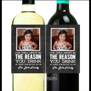 パーソナライズされたワインラベル「私たちの子供があなたの飲酒の理由かもしれません」デジタル印刷可能なワインラベル写真ワイン教師介護者ベビーシッターギフト