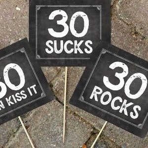 Placas de pote de doces de aniversário instantâneo de 30 anos Decoração de mesa Mini placas para impressão Decoração de quadro-negro 30 Sucks 30 Blows 30 Can Kiss It 30's Still Hot