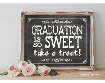 Puede incluir: Un letrero de pizarra enmarcado con el texto "GRADUATION is so SWEET take a treat!" en letras blancas. El marco tiene un acabado desgastado en marrón claro y blanco. Rosas rosas y blancas están frente al letrero.