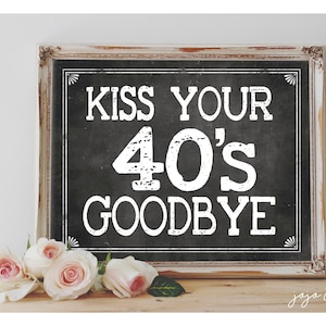 INSTANT 'KISS yor 40's Goodbye' Wydrukowalny znak na czterdzieste urodziny Tablica kredowa Wydrukowana dekoracja stołu Opcje rozmiarów