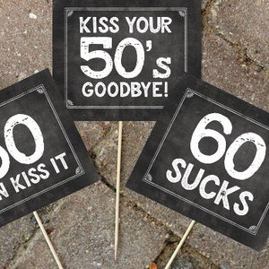 Pode incluir: Três cartazes em preto e branco com texto humorístico sobre fazer 60 anos. O primeiro cartaz diz "60 Can Kiss It". O segundo cartaz diz "Kiss Your 50's Goodbye!" O terceiro cartaz diz "60 Sucks".