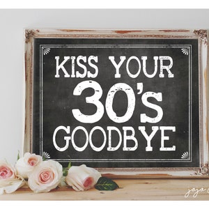 INSTANT 'KISS yor 30's Goodbye' Wydrukuj znak na trzydzieste urodziny Tablica kredowa Wydrukuj dekorację stołu Opcje rozmiarów Wystrój na 30 urodziny