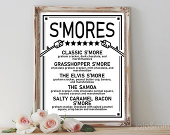 Może przedstawiać: Czarno-biały znak do wydrukowania z tekstem "S'mores" w dużej czcionce. Znak zawiera listę różnych wariantów s'mores, w tym "Classic S'more", "Grasshopper S'more", "The Elvis S'more", "The Samoa" i "Salty Caramel Bacon S'more".