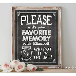 Letrero de pizarra personalizado con el texto 'Escribe tu recuerdo favorito con NOMBRE y colócalo en el frasco' con el mensaje 'Bon Voyage' de graduación digital