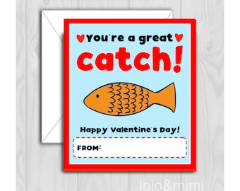 Op de afbeelding: Een rode en blauwe Valentijnskaart met een oranje cartoonvis en de tekst "You're a great catch! Happy Valentine's Day! From:"